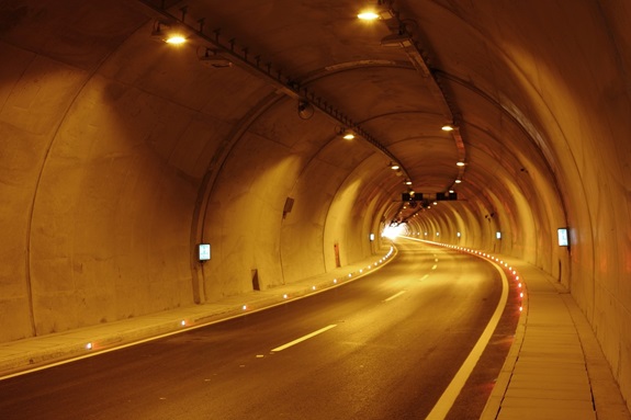 Autobahntunnel mit Ventilatoren